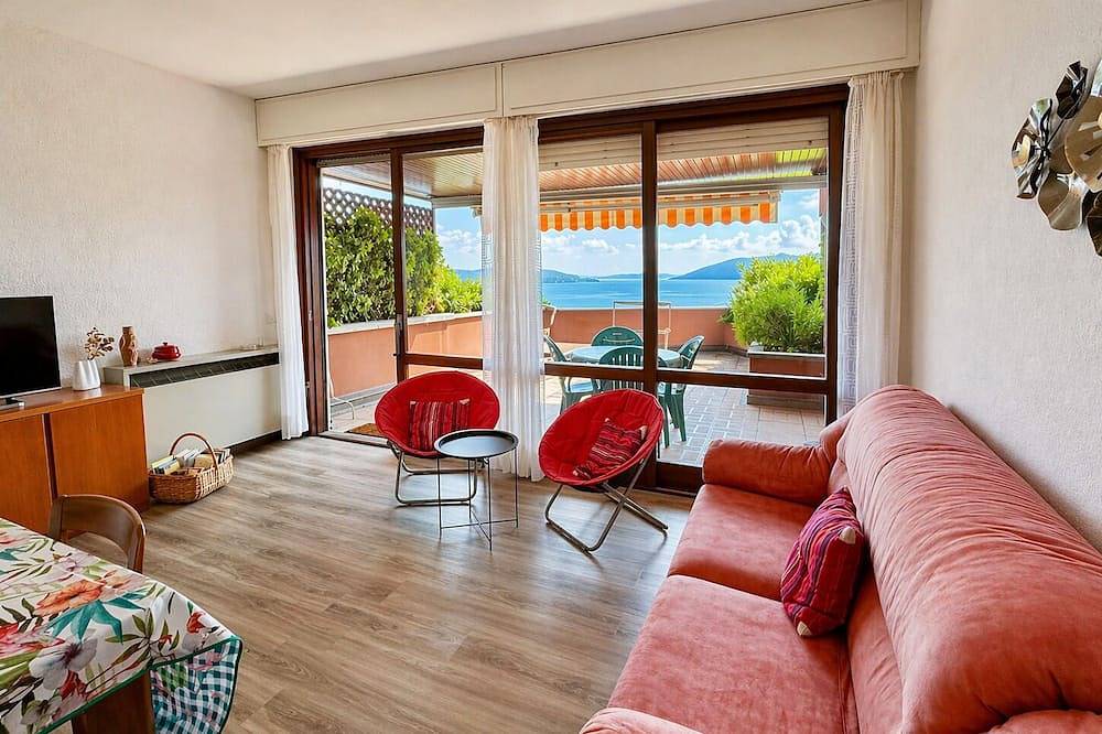 Ganze Wohnung, Attraktive 2-Zimmer-Wohnung mit Sonnenbalkon, Pool und Traumseesicht in Susello, Ghiffa