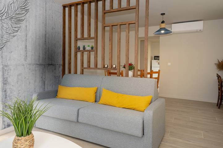 Apartamento entero, Apartamento 'La Maison Du Soyeux Ga' con terraza privada, Wi-Fi y aire acondicionado in Fitilieu, Les Abrets-en-Dauphiné
