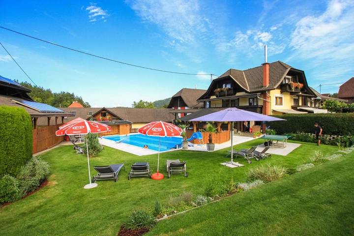 Ferienhaus für 2 Personen, mit Balkon und Terrasse sowie Garten und Pool