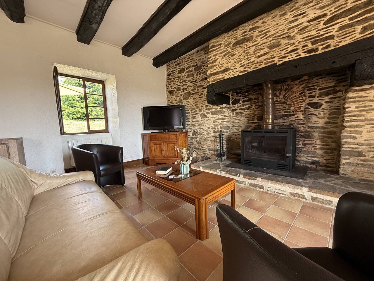 Casa de piedra auténtica con jardín en el corazón del Périgord Verde in Angoisse, Périgord Vert