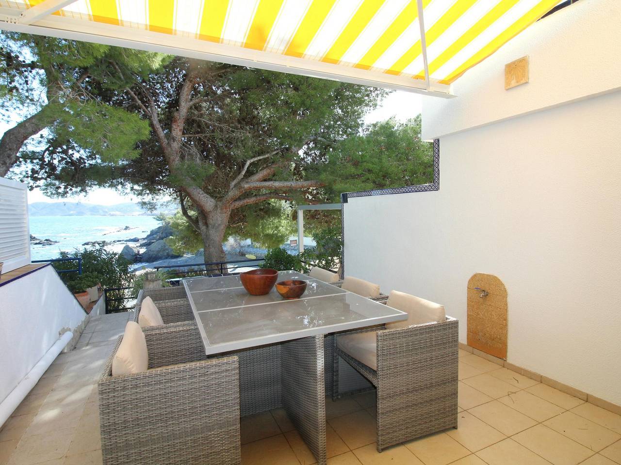 Seaside Townhouse with Direct Beach Access, Stunning Views & Terrace in Platja del Cau del Llop (Llanca), Llanca