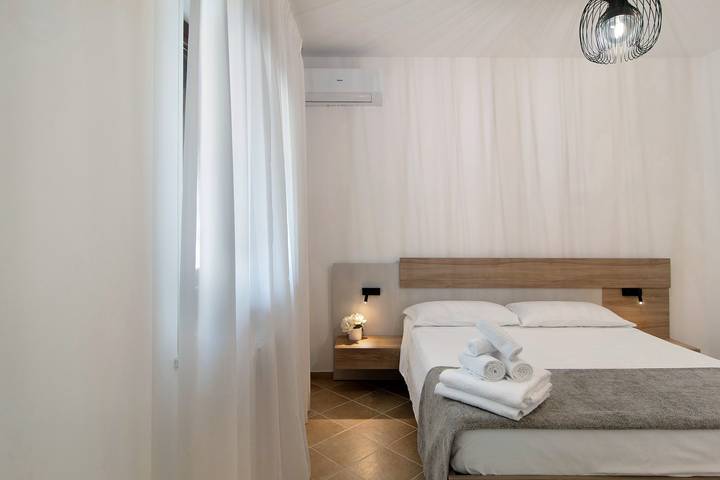 Appartamento intero, Appartamento La Radice con vista montagna, Wi-Fi e aria condizionata in Agropoli, Cilento Coast