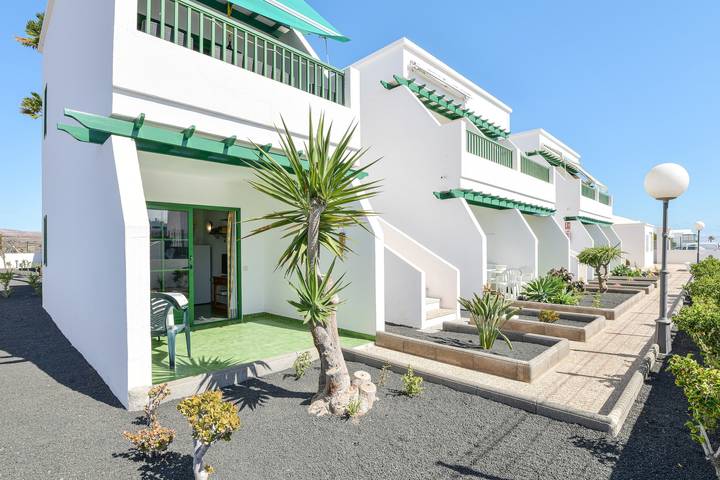 Entire apartment, Cosy Apartment "Mimosa B1" Close to Beach with Terrace, Pool & Wi-Fi in Puerto del Carmen, Tías