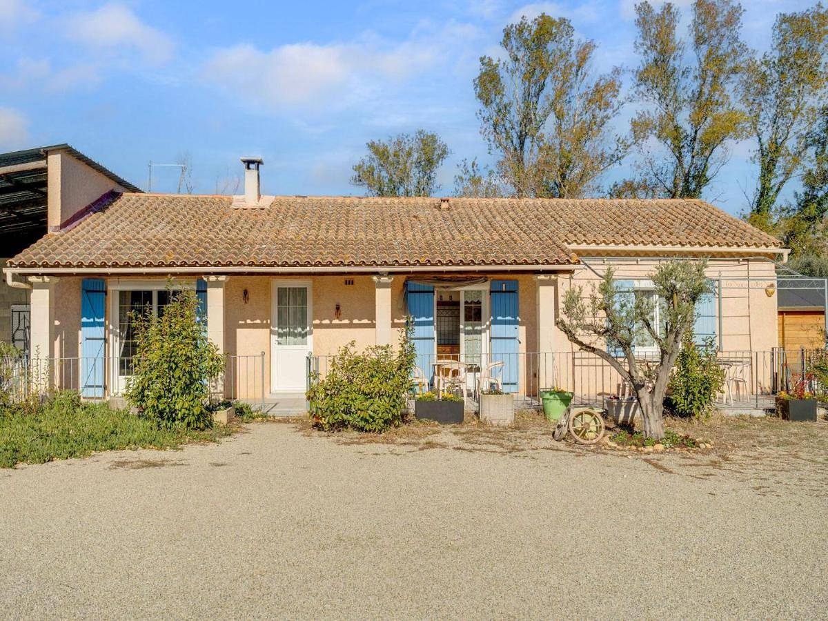 Three-Bedroom Holiday Home in Sauveterre, Région de Nîmes