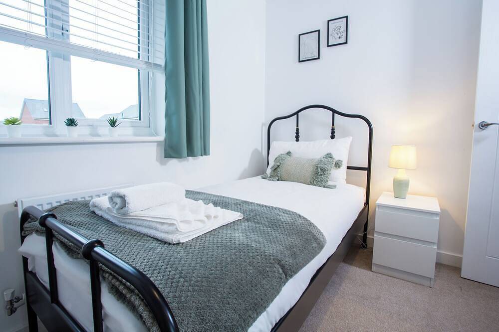 Bright 3-Bed 2.5-Bath Bolton Home in Westhoughton, Bolton