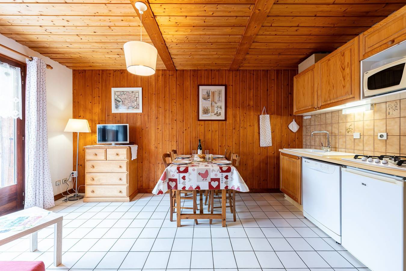 Apartamento entero, Apartamento 'Bergeronnette' con vistas a la montaña, terraza compartida y Wi-Fi in La Giettaz, Albertville region