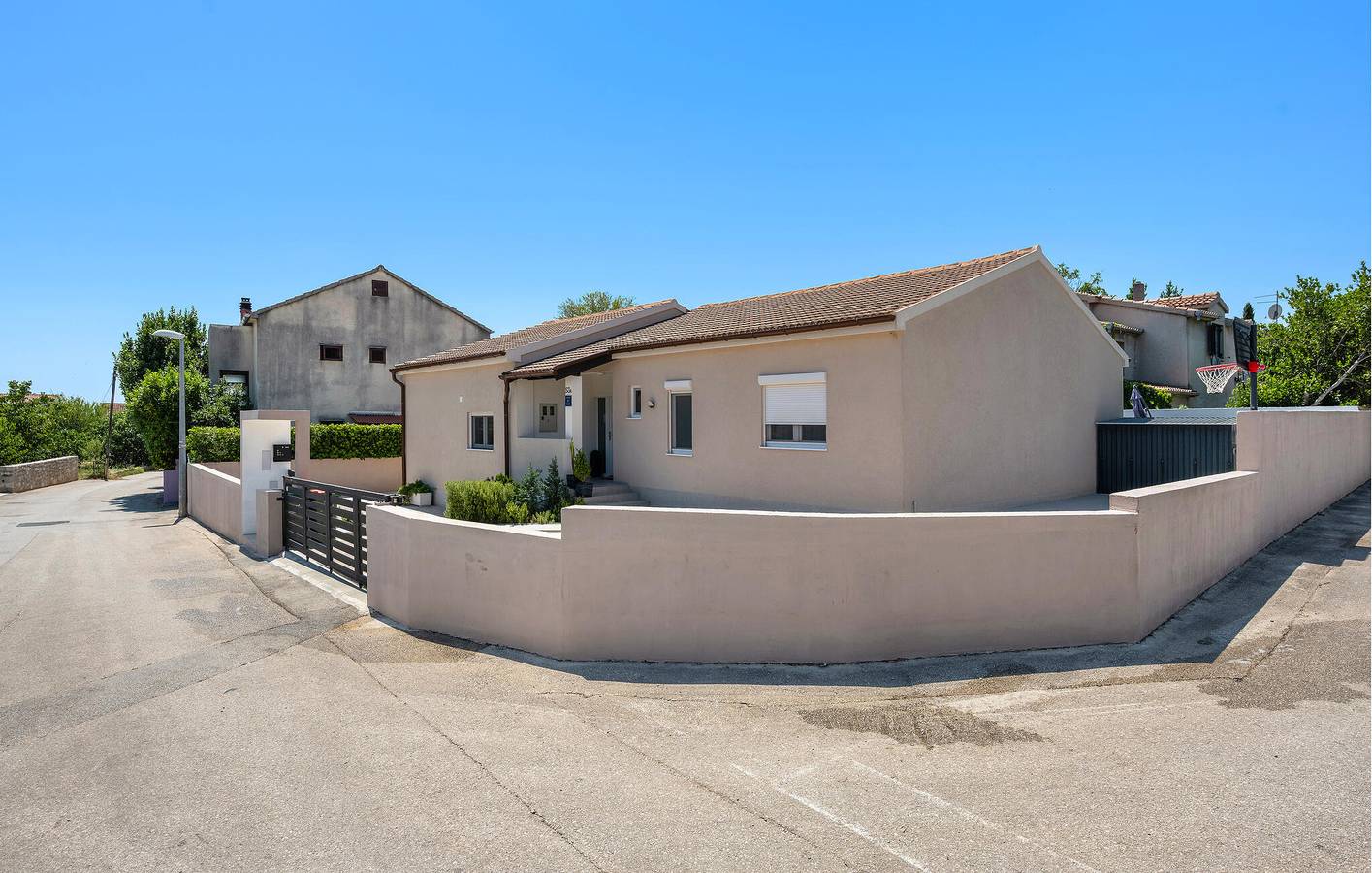 Geräumige 2-Zimmer-Wohnung mit Pool, WLAN und 1,5 km zum Strand in Vodice, Šibenik-Knin