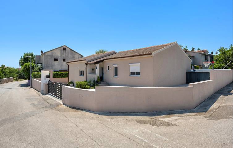 Ferienhaus für 8 Personen, mit Terrasse und Pool in Vodice