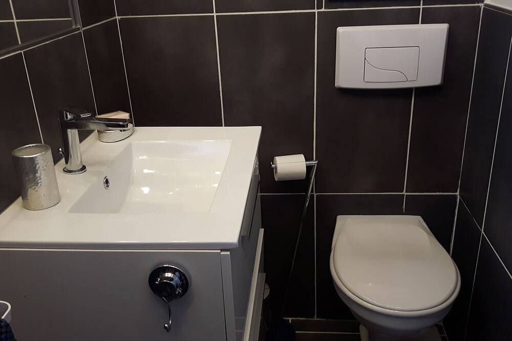 Charmante Maison Au Pied Du Lubéron  Studio 4 Personnes Piscine, Jacuzzi in Velleron, Vaucluse