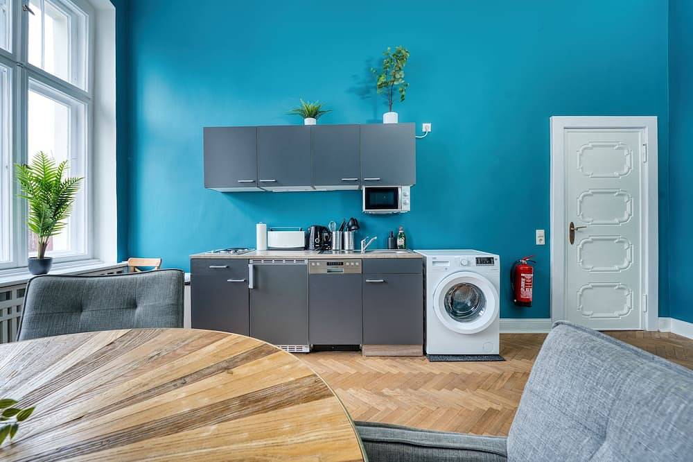 Ganze Wohnung, Premium Suite in West Berlin, Sleeps 4, Family & Group Friendly, 70m to Metro in Berlin Innenstadt, Berlin