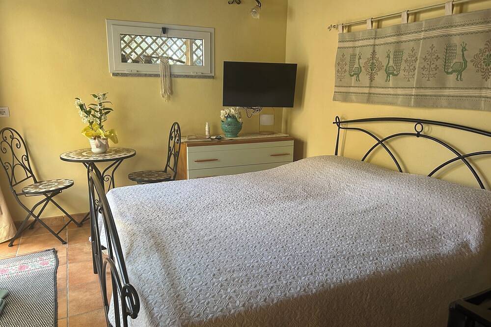 Room with private bathroom, patio. in Torre Degli Ulivi, Capoterra