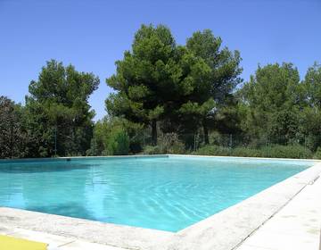 Gîte pour 5 personnes, avec terrasse ainsi que jardin et piscine, animaux acceptés à Saumane-de-Vaucluse