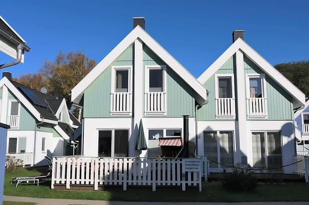 Kinderfreundliches Ferienhaus Boddenblick in Breege mit idyllischem Blick auf den Bodden. Schöne Holzterrasse mit Strandkorb & Grill für entspannte Urlaubsmomente. Ladestation für E-Autos. in Breege, Rügen