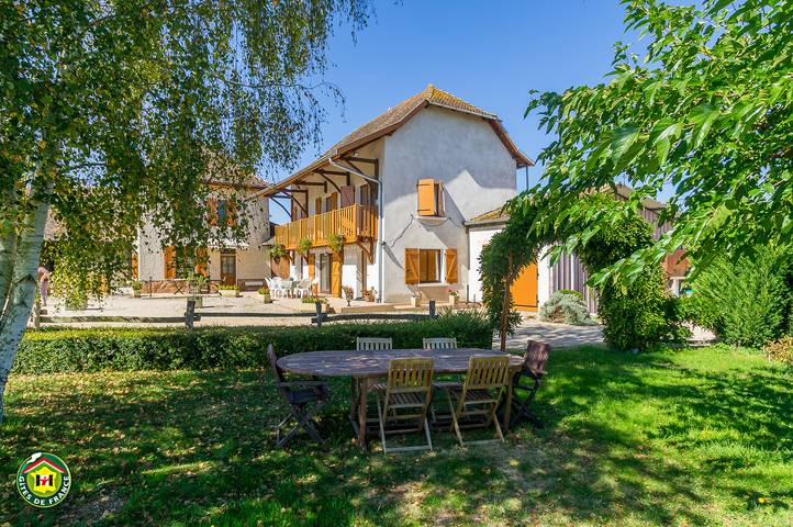 Gîte pour 8 personnes, avec piscine ainsi que jardin et terrasse
