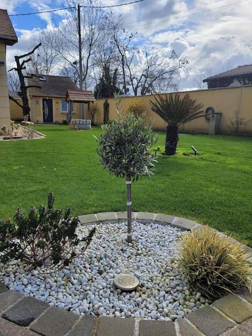 Petite dépendance privée in Précy-sur-Marne, Seine-et-Marne