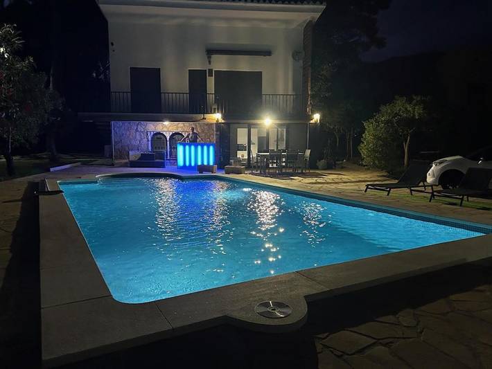 Location de vacances pour 5 personnes, avec Balcon et Terrasse ainsi que Jardin et Piscine dans les Planes del Rei
