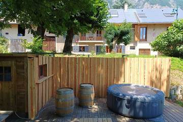 Gîte pour 8 personnes, avec jacuzzi ainsi que balcon et jardin dans Francin