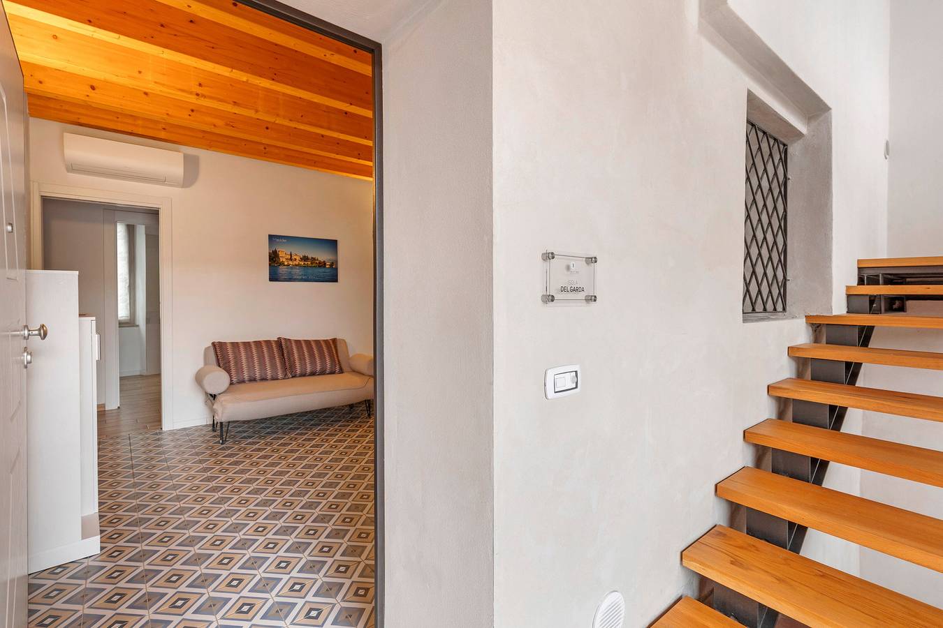 Apartamento entero, Apartamento 'Bilocale - Isola Del Garda' con piscina compartida, Wi-Fi y aire acondicionado in San Felice del Benaco, Montañas Garda