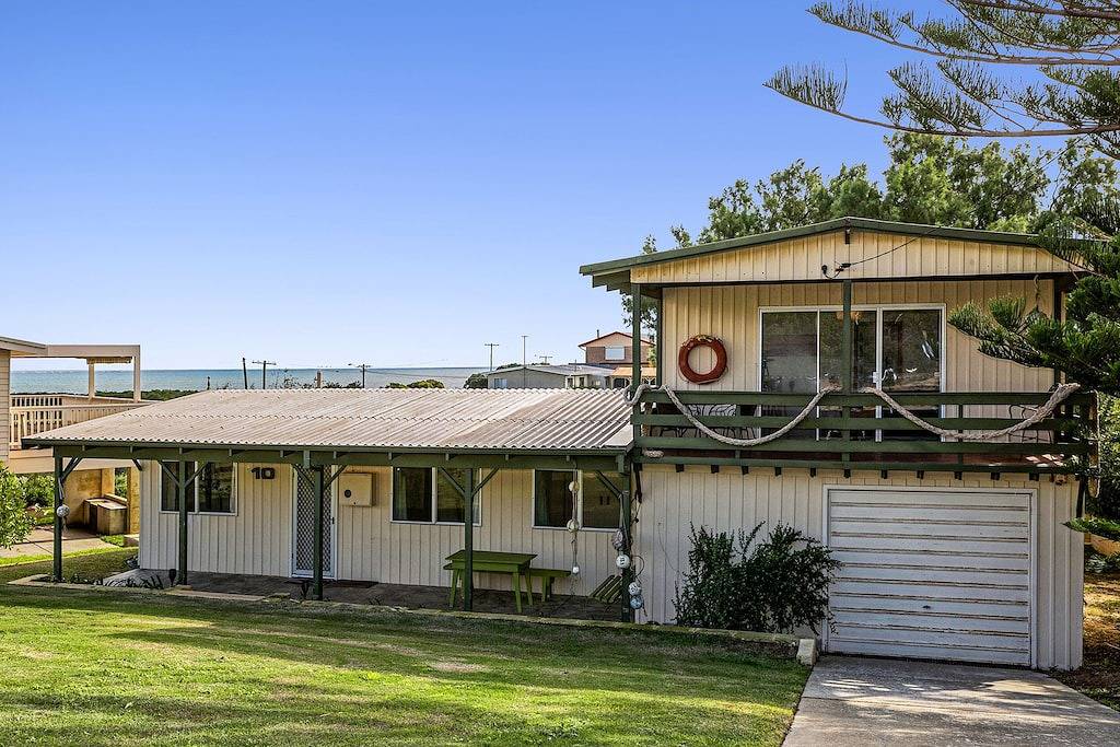 Coastal Pine-Ocean view from the front and back in Guilderton, Western Australia