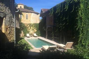 Gîte pour 10 personnes, avec terrasse et jardin à Ayzieu