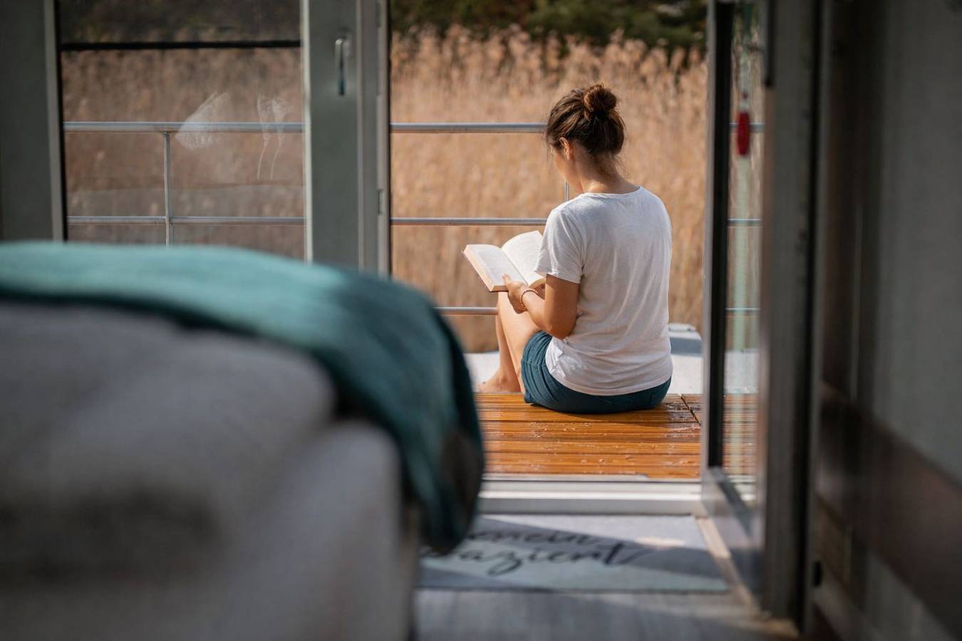 Floatinghouse Seeblick: direkt auf dem Wasser mit Terrasse, Wlan und Kamin in Laasow, Vetschau