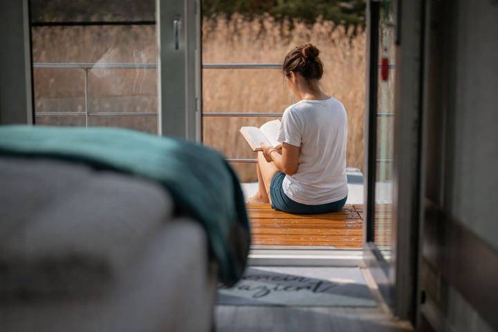 Floatinghouse Seeblick: direkt auf dem Wasser mit Terrasse, Wlan und Kamin in Laasow, Vetschau