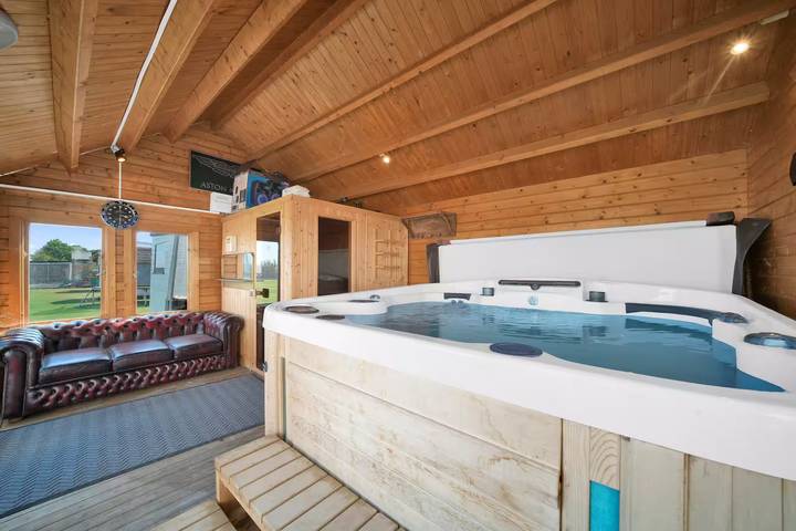 Holiday home for 10 people, with hot tub and garden, child-friendly - 1