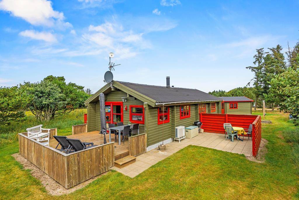 Hyggeligt sommerhus med 3 dejlige terrasser i Vejers Strand in Vejers Strand, Varde Kommune