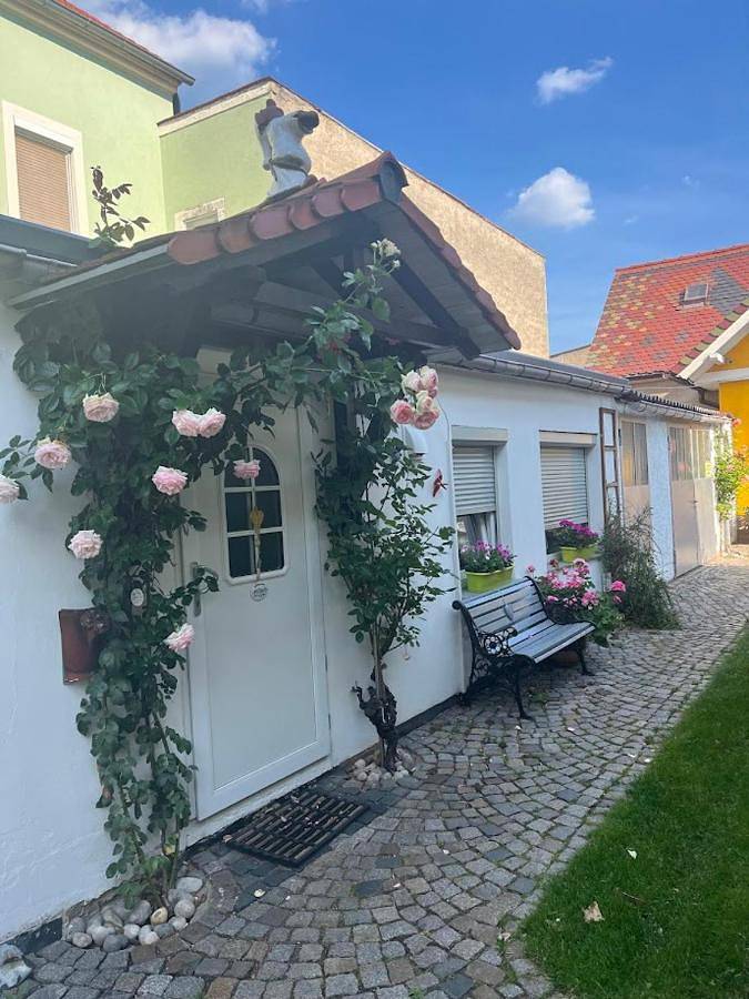 Ferienwohnung für 3 Personen, mit Terrasse und Garten sowie Pool