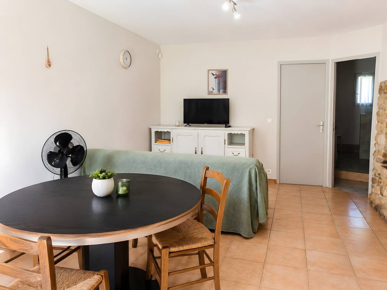 Appartement entier, Appartement Durance avec terrasse et jardin in Allemagne-en-Provence, Alpes-de-Haute-Provence