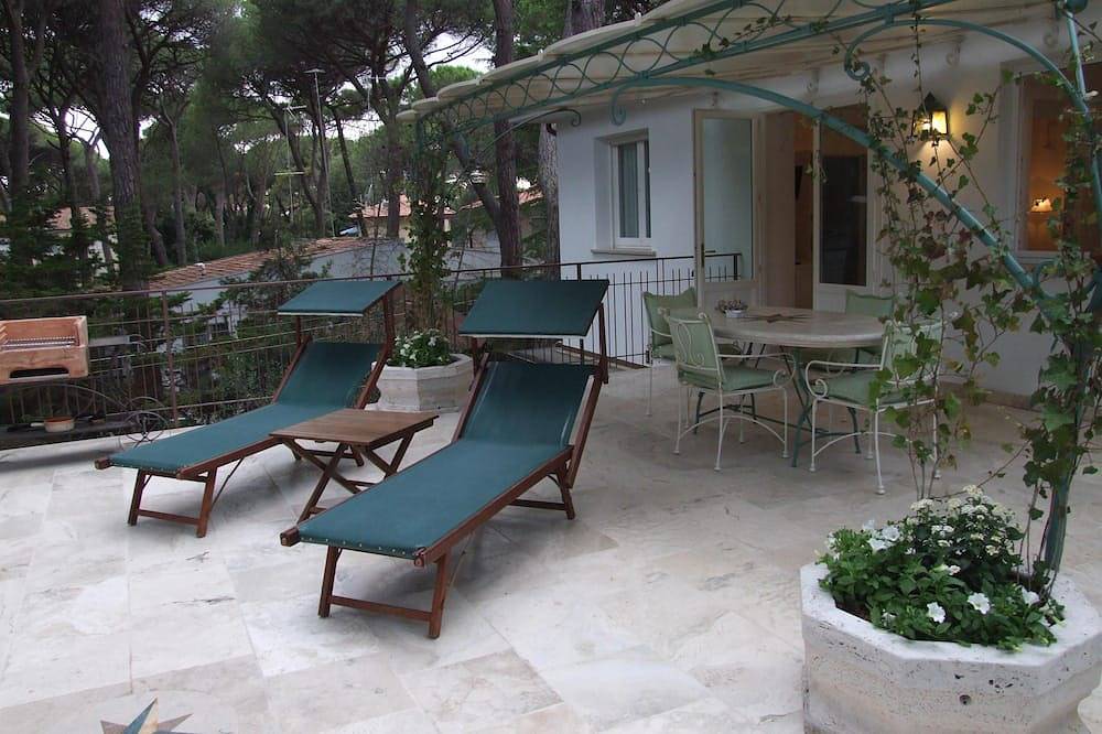 Entire apartment, Apartment with a large terrace near the sea, in Marina di Castagneto. in Marina di Castagneto Carducci, Etruscan Coast