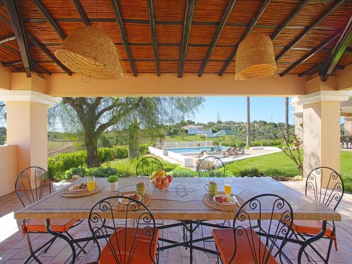 Location de vacances pour 6 personnes, avec terrasse ainsi que piscine et vue dans Alcantarilha - 2