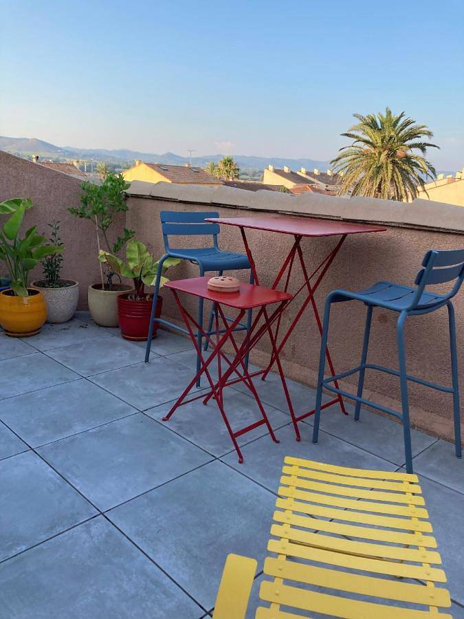 Gîte pour 3 personnes, avec Terrasse et Vue dans Plage des Salins (Hyeres)