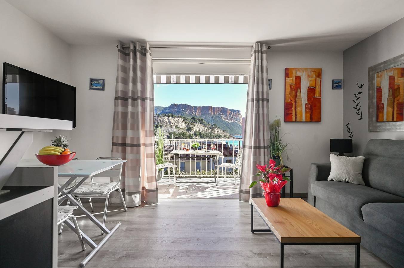 Appartement entier, Appartement 'Le Panorama' avec vue mer, balcon et Wi-Fi, parking in Cassis, Parc national des Calanques