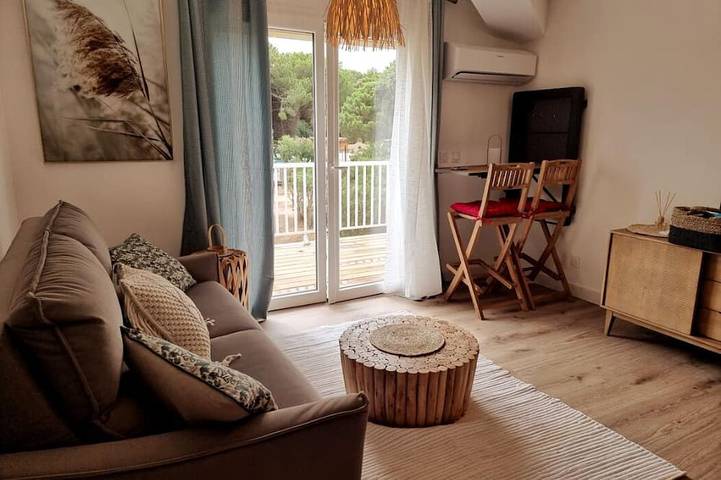 Gîte pour 2 personnes, avec terrasse ainsi que jardin et piscine dans Plage Cala Rossa - 4