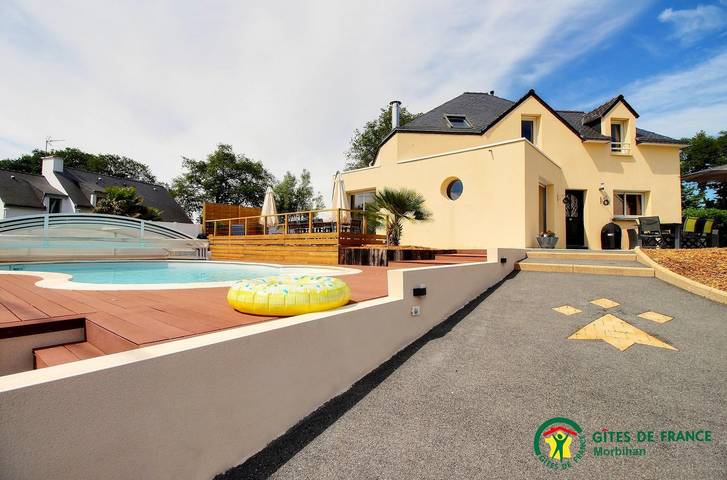 Gîte pour 8 personnes, avec terrasse ainsi que piscine et jardin à Riantec - 2