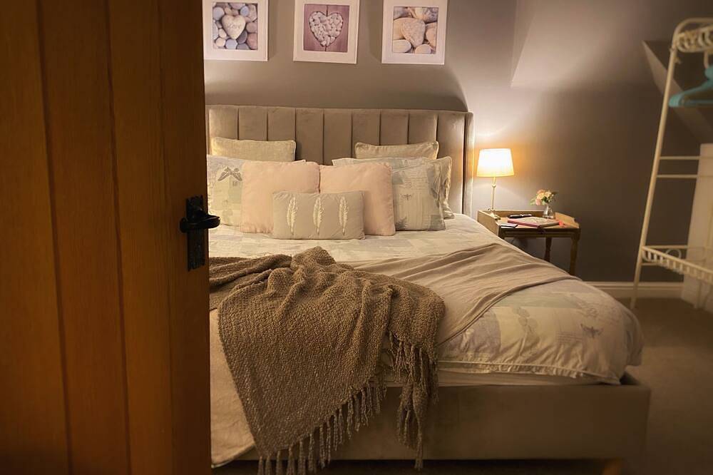 The Loft at Peake’s Retreats + private hot tub in Staffordshire