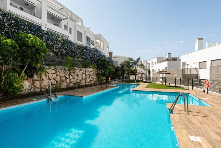 Apartamento inteiro, Apartamento "Baviera Hills 1A" com jardim, piscina partilhada e Wi-Fi in Caleta de Vélez, Vélez-Málaga
