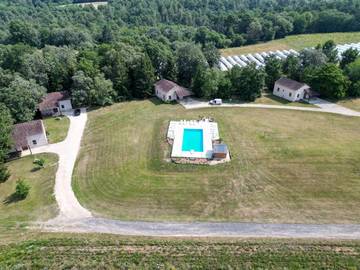 Gîte pour 14 personnes, avec jardin ainsi que piscine et vue, animaux acceptés à Atur