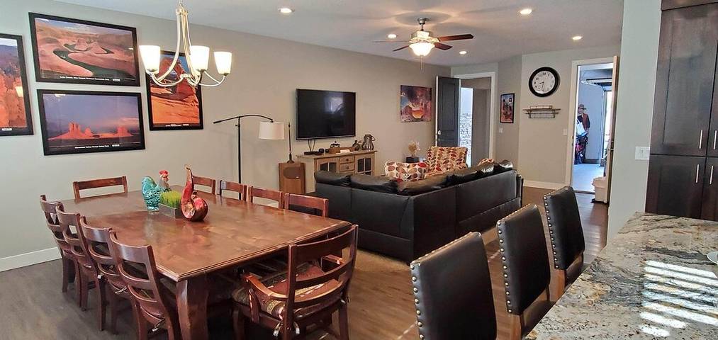 Vacation rental for 17 people, with pool and terrace as well as hot tub in Moab