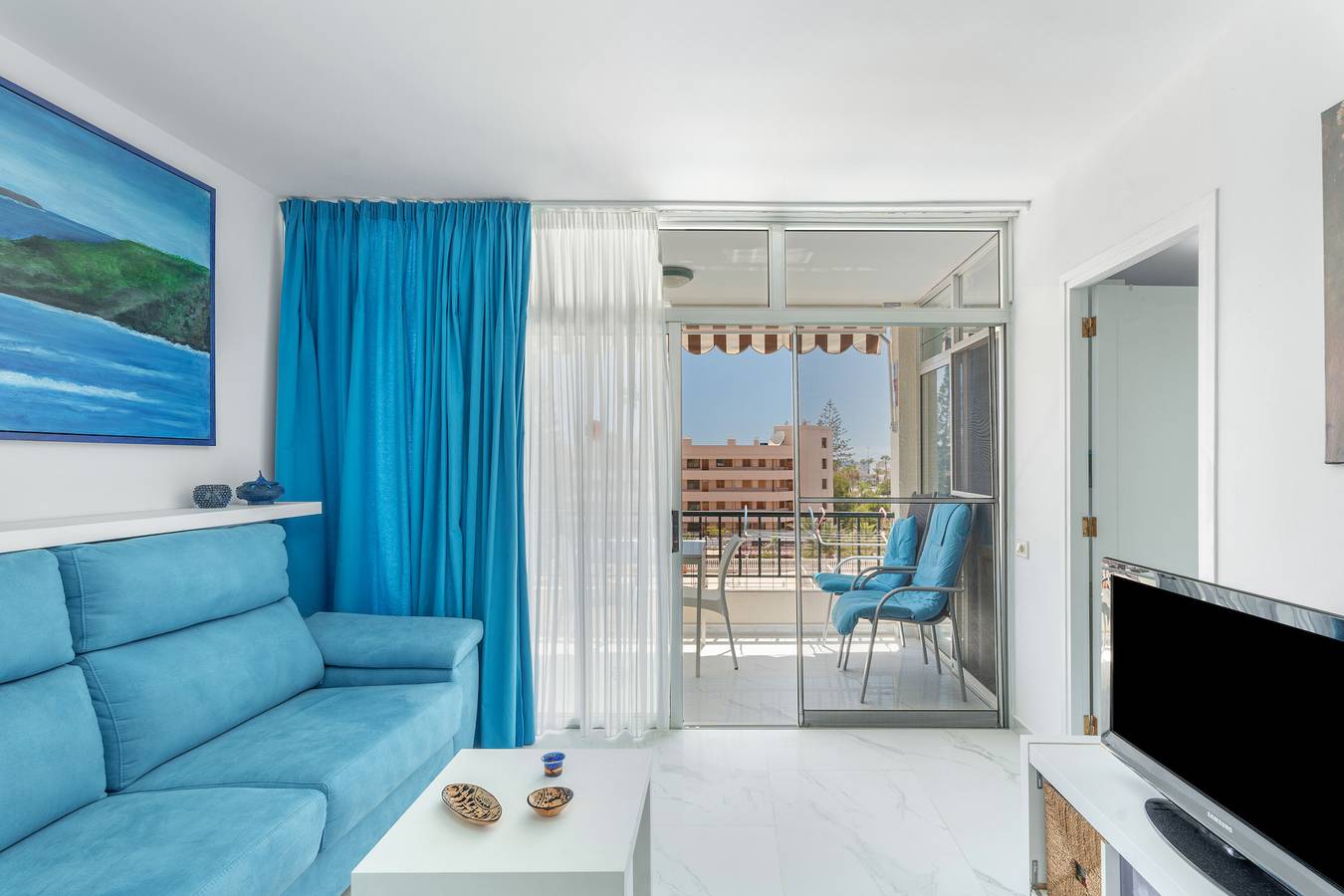 Entire apartment, Vacation 'Feliz Playa Los Cristianos' with Sea View, Shared Pool and Wi-Fi in Los Cristianos, Arona