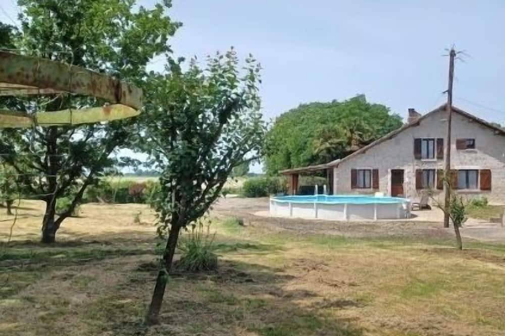 Jolie Maison à la Campagne Avec Piscine et Jacuzzi in Buanes, Landes