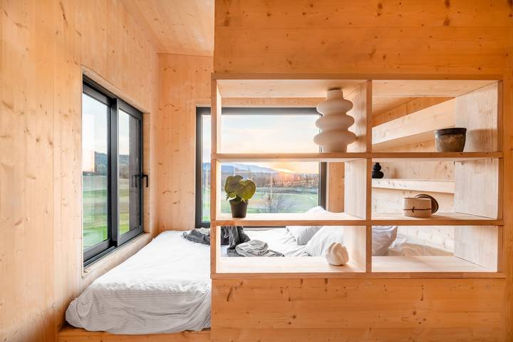 Bungalow pour 2 personnes, avec vue sur le lac et terrasse ainsi que piscine et jardin