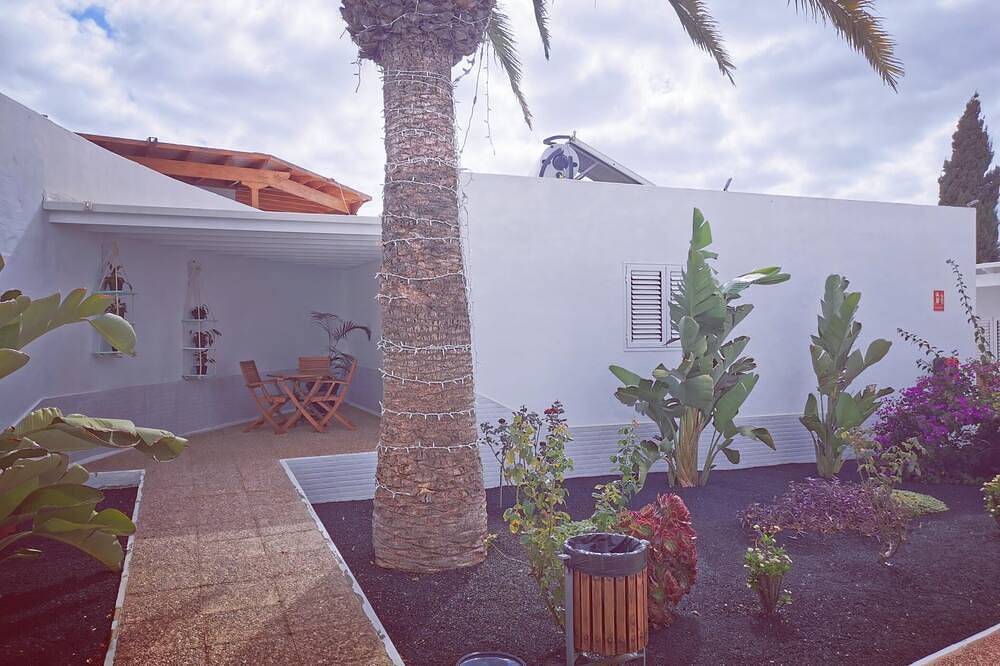 Apartamento entero, Apartamento Superior con terraza comedor exterior y vistas jardin. in Tahiche, Teguise