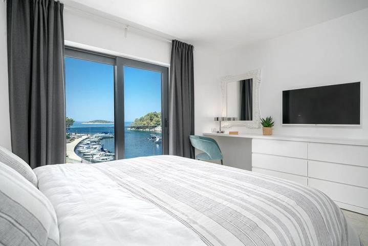 Villa pour 8 personnes, avec vue ainsi que piscine et jardin à Tribunj