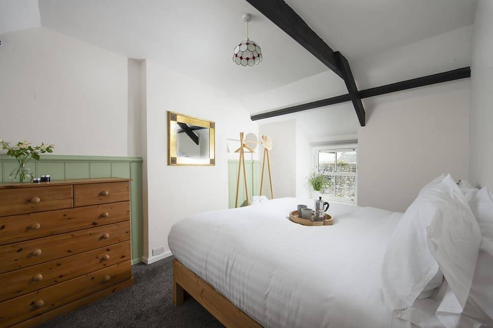 Bridge House - a house that sleeps 6 guests in 3 bedrooms in Newlyn, Cornwall