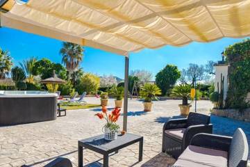 Finca mit Whirlpool für 7 Personen, mit Whirlpool und Pool sowie Balkon und Garten in Alcúdia
