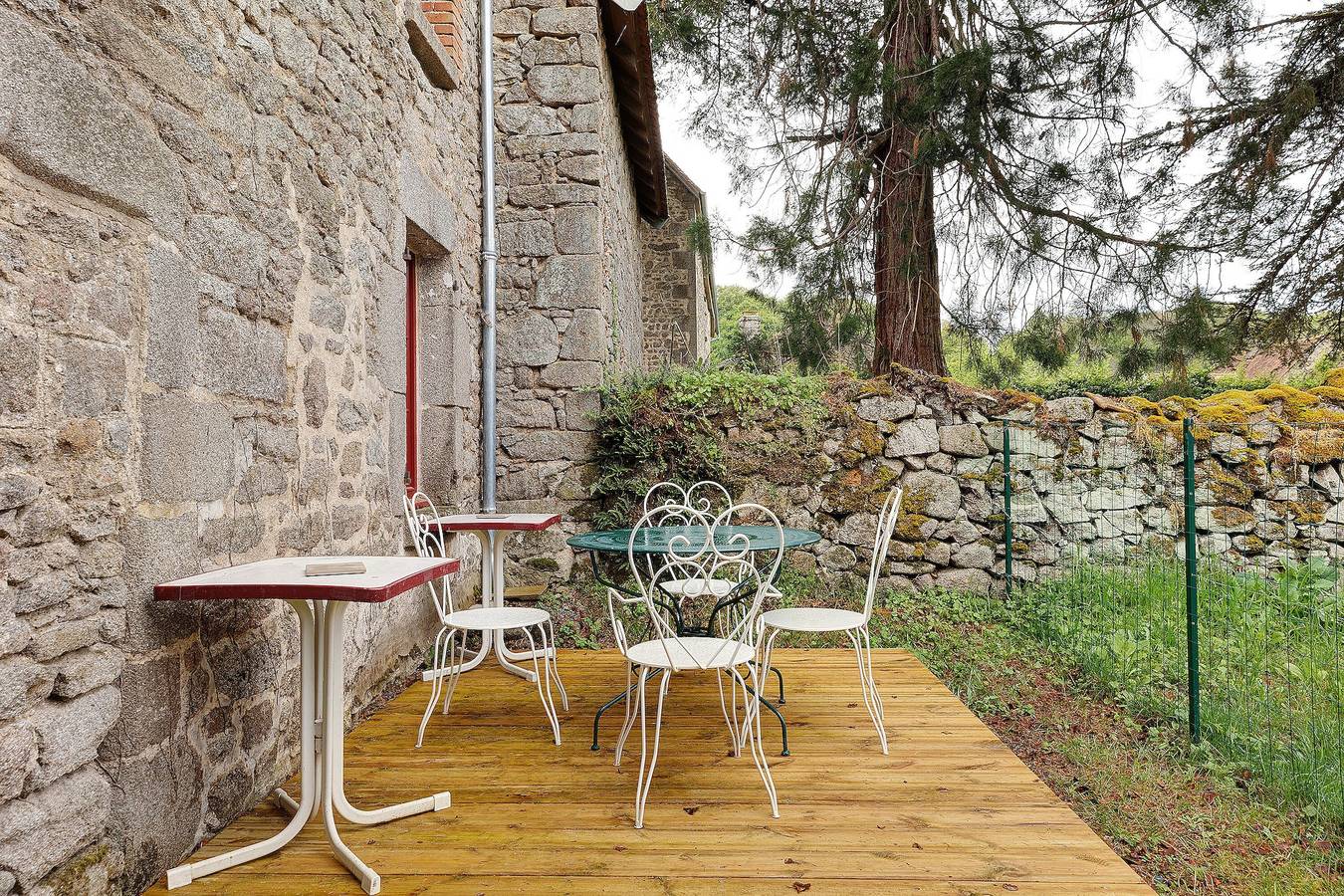 Casa Vacacional 'Gite Village De La Pierre De Masgot' con Terraza, Jardín Privado y Wi-Fi in Fransèches, Región de Aubusson