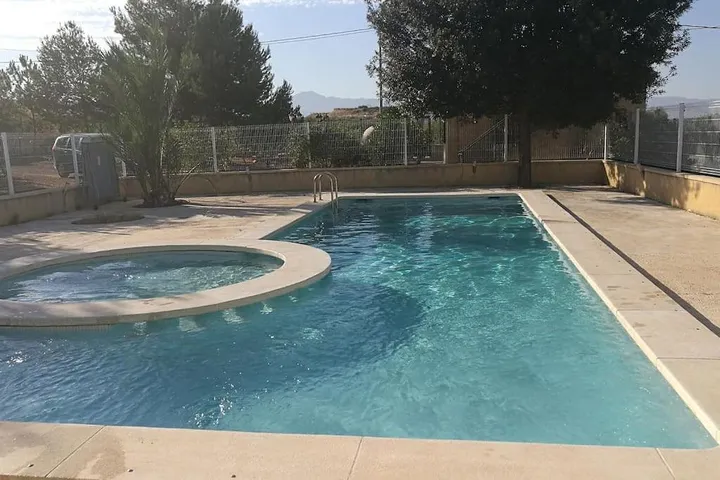 Ferienhaus für 20 Personen, mit Terrasse und Garten sowie Pool - 1