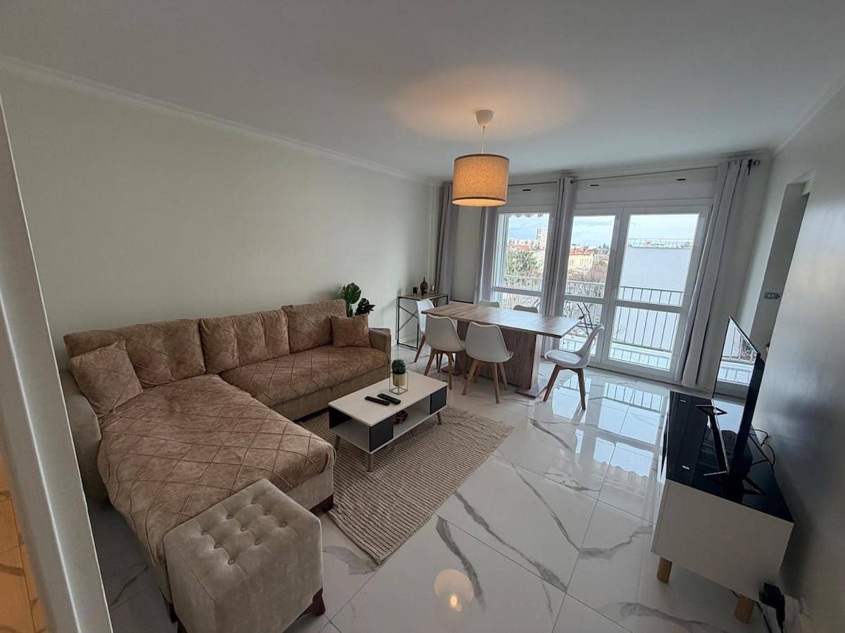 Appartement entier, Logement entier 90m2 , Bel Appartement T4 spacieux et lumineux avec 2 Parkings privée Gratuits in Saint-Priest, Lyon et ses environs